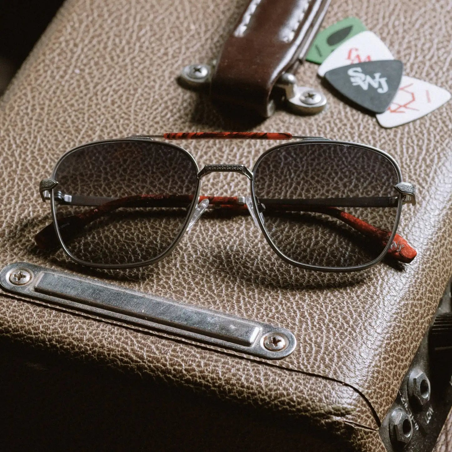 I'M A SONG - MATTE SILVER + GREY GRADIENT + SUNGLASSES