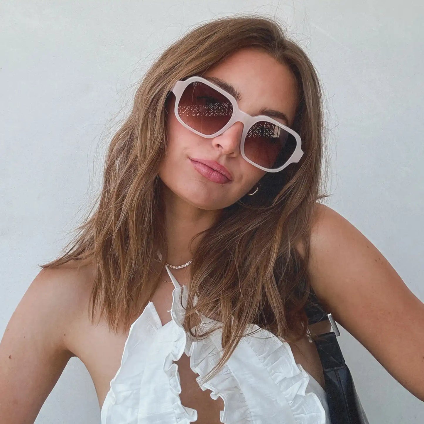 LOLA - MILKY BLUSH + GLASSES