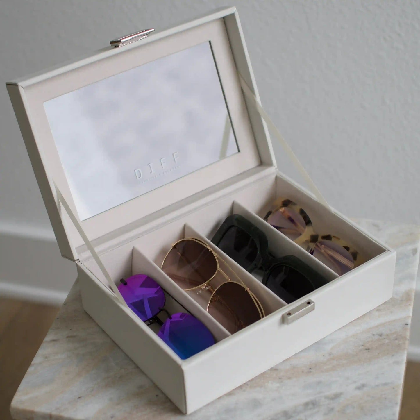 VANITY CASE - 4 PAIR + WHITE