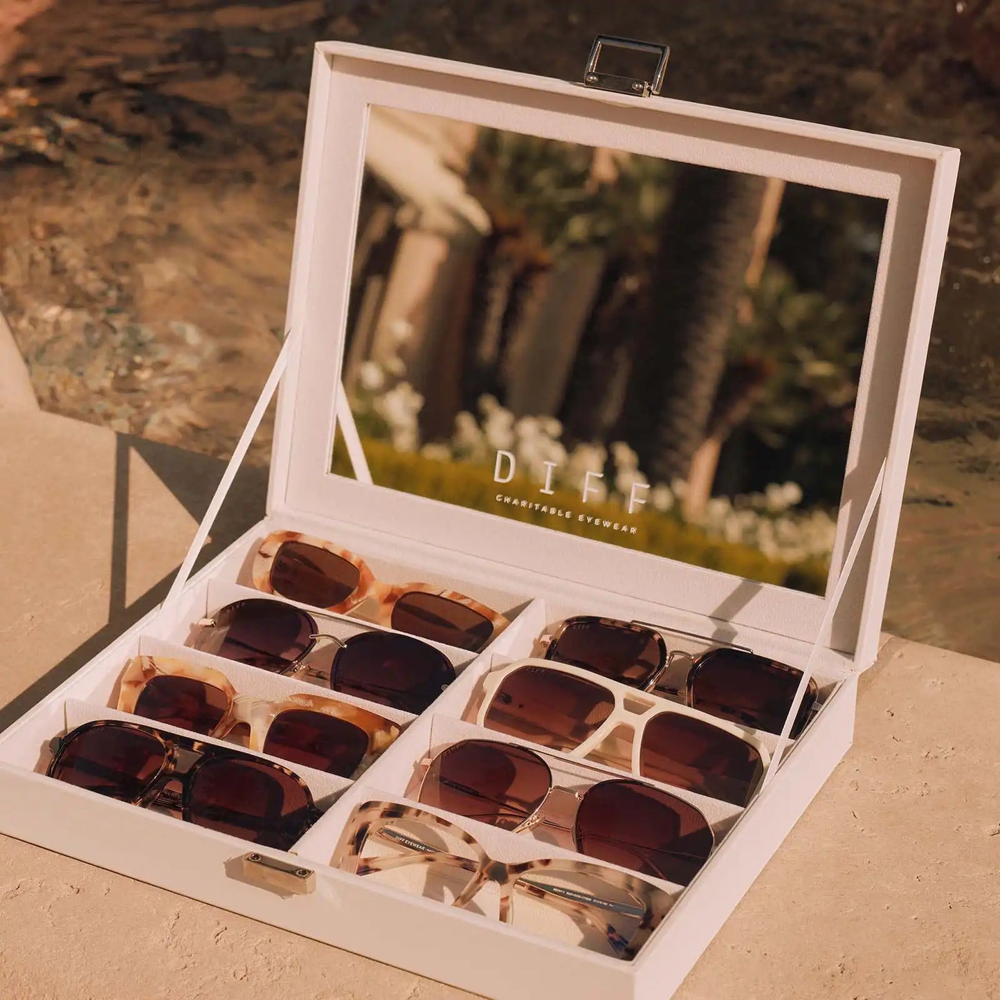 VANITY CASE - 8 PAIR + WHITE